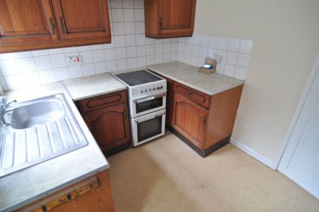2 bed Terraced - To Let - Photo 5