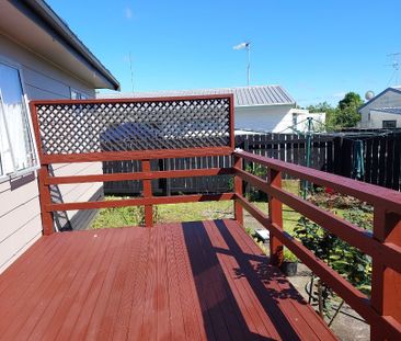 Sunny Three-Bedroom Family Home - Bellevue - Photo 2