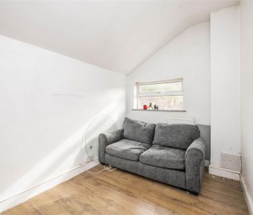 3 bed House - Mid Terrace To Let - Photo 2