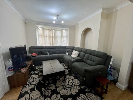 4 bed semi-detached house to rent in Ruislip Road East, Greater London, W13 - Photo 2