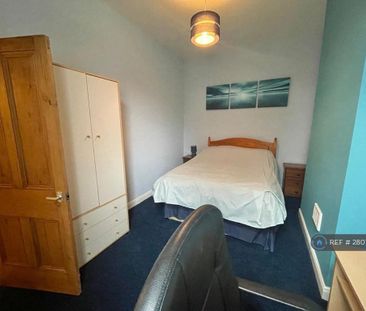 1 bedroom in a house share to rent - Photo 2