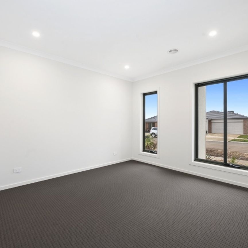 4 BEDROOM FAMILY HOME IN BOTANICA ESTATE - Photo 1