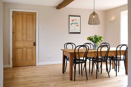 Handsome newly renovated home in the village of Oddington. - Photo 2