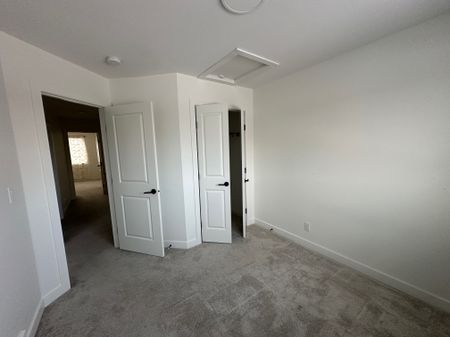Modern 3 Bed, 2.5 Bath Townhouse in Sylvan Lake - Photo 5