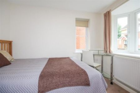 4 bedroom semi-detached house to rent - Photo 3