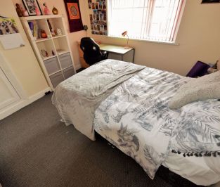 3 bedroom House in Walmsley Road, Leeds - Photo 1