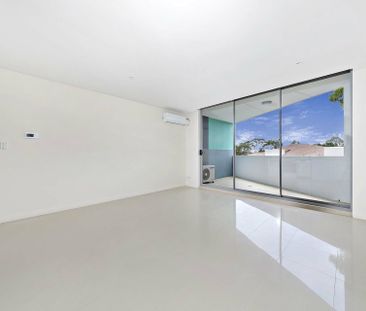 Light Filled Apartment - Photo 2