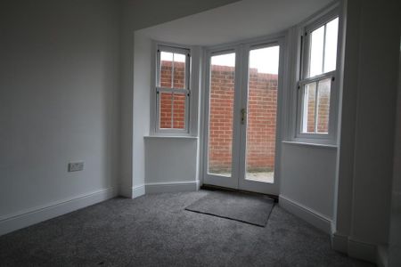 3 bedroom end of terrace house to rent - Photo 2