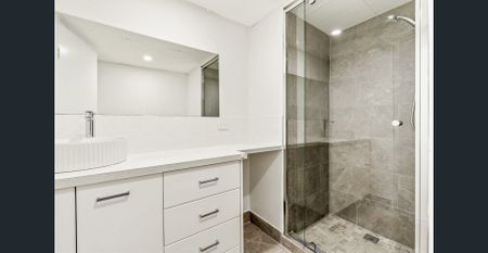 Large Renovated Apartment - Photo 3