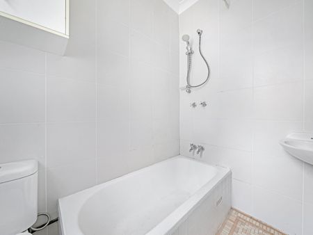 Light Filled One Bedroom - Photo 5
