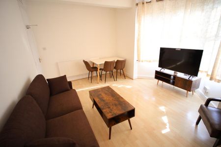 4 bedroom flat to rent - Photo 4