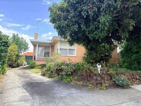 Neat family home with gardener included - Photo 3