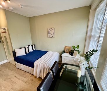 Room in a Shared House, Matheson Road, W14 - Photo 1