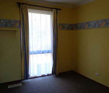 Inviting Three Bedroom Home - Photo 5