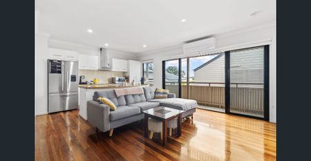 Spacious triple level townhouse at the rear of a boutique complex. - Photo 2