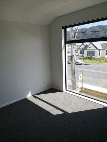 Modern Two-Story Townhouse with Sunny Courtyard - Photo 2