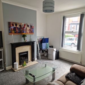 2 Bed - 28 Thornville Road, Hyde Park, Leeds - LS6 1JY - Student - Photo 2