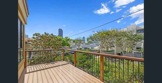 38 Tedder Avenue, Main Beach – Available from 8th December - Photo 1