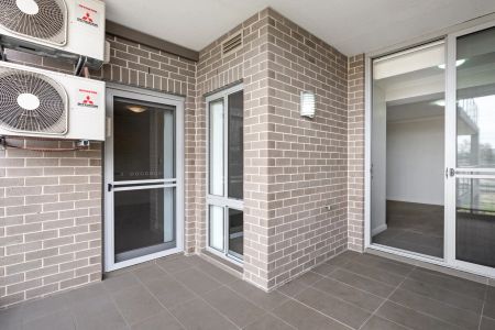 Stylish & contemporary two bedroom apartment - Photo 2
