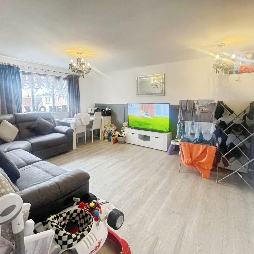 Frobisher Gardens, Chafford Hundred, Grays, RM16 - Photo 1