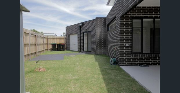 Beautifully Appointed, Near New Town House, 3 Bedroom + Large Study / 2nd Living - Photo 1