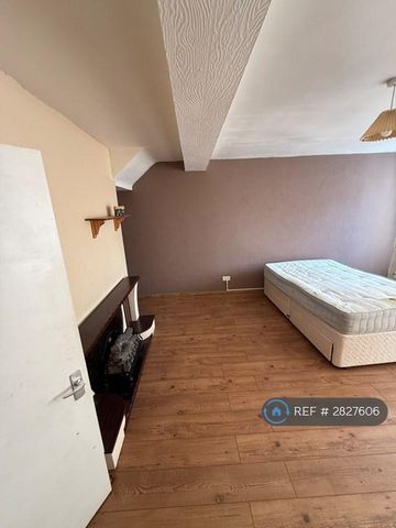 1 bedroom in a house share to rent - Photo 4