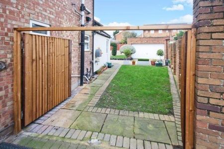 4 bedroom semi-detached house to rent - Photo 2