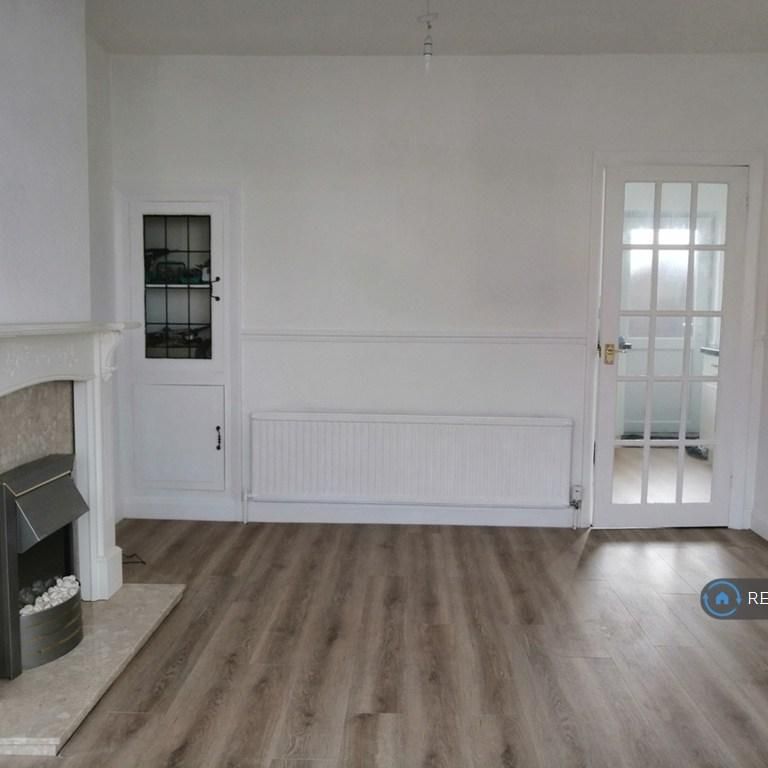 3 bedroom semi-detached house to rent - Photo 1