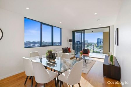 Modern 2-Bedroom Apartment with stunning Broadwater Views - Photo 5