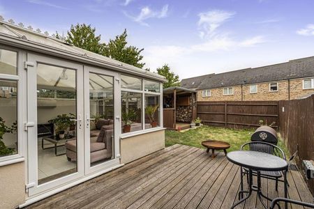 4 bedroom semi-detached house to rent - Photo 3