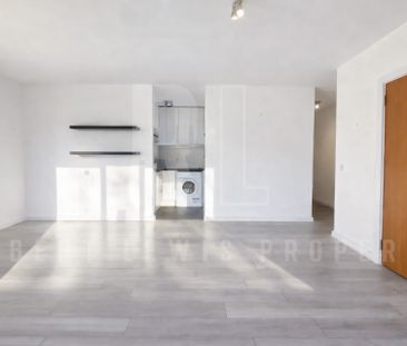 Modern 11th-Floor Studio Apartment – Avenue Road, N6 5DS - Photo 1