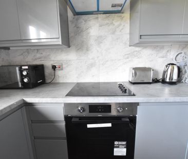 4 bedroom Flat To Let - Photo 1