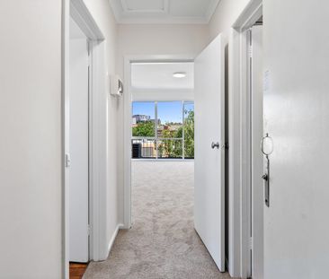 Light-Filled 1 Bedroom Apartment in Prime Armadale Location - Photo 1