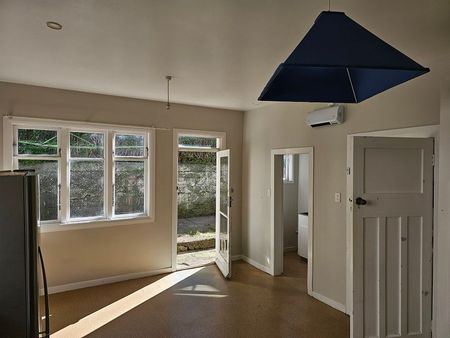 4 bedroom flat in Newtown close to hospital - Photo 2