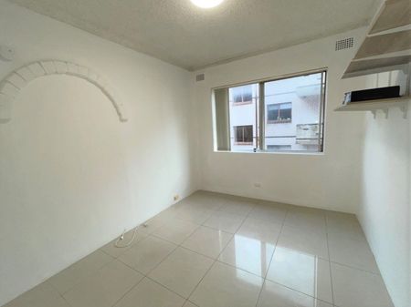 LARGE 3 BEDROOM UNIT - WALK TO ALL AMENITIES - Photo 4