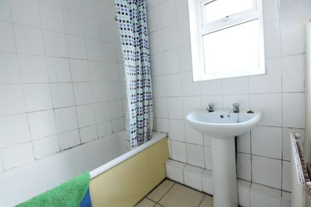 4 bedroom semi-detached house to rent - Photo 2