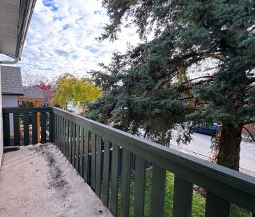 Central – 3 bed, 2 bath top floor unit in four-plex - Photo 6