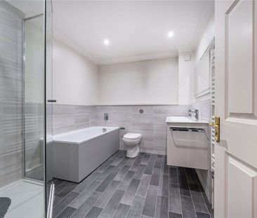 A spacious two bedroom apartment in the centre of Heathfield - Photo 6