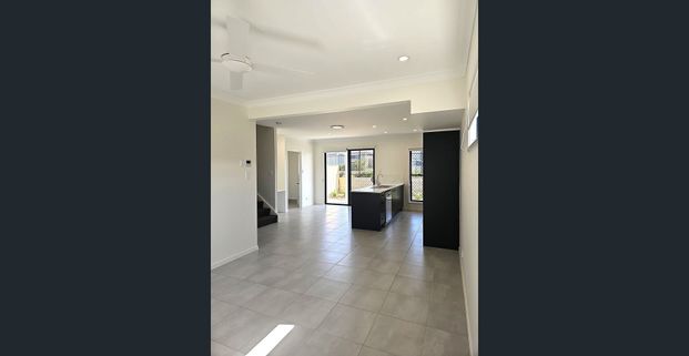 GREAT LOCATION-NEAR NEW FULLY DUCTED 3 BED 2 BATH TOWNHOUSE - Photo 1