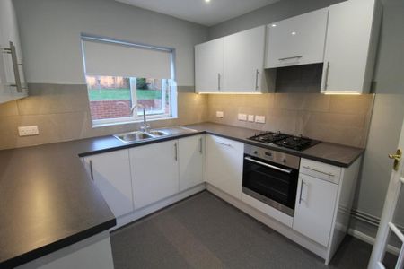 3 bedroom semi-detached house to rent - Photo 3