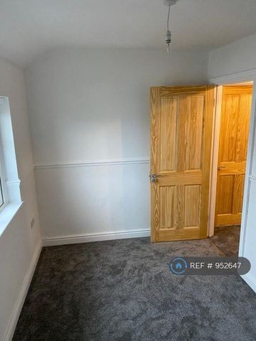1 bedroom in a house share to rent - Photo 3