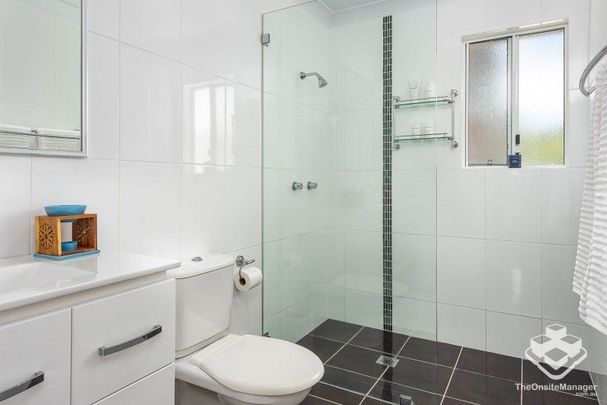 Walking distance from Kirra beach and fully finished - Photo 1