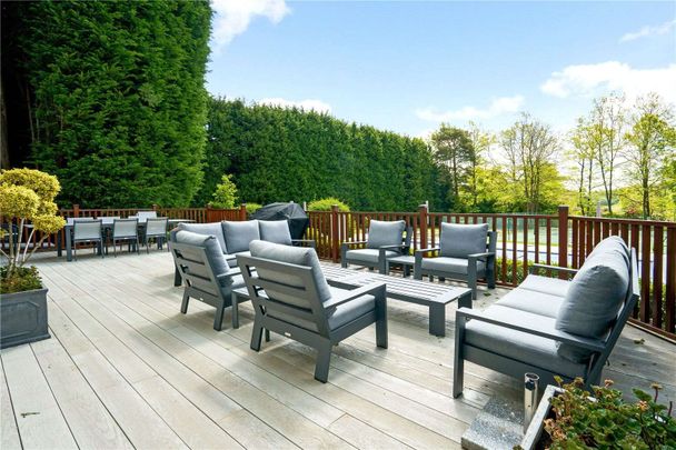 A beautiful ground floor garden apartment in Ascot. - Photo 1