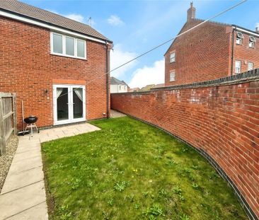 2 bedroom end of terrace house to rent - Photo 2