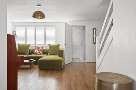 3 Bed Terraced House, Sandford Road, E6 - Photo 2