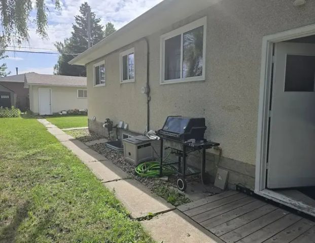 2 bdrm basement suite ideallylocated quiet area close to all amenities | 5704 90A Avenue Northwest, Edmonton - Photo 1