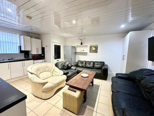 8 bedroom terraced house to rent - Photo 1