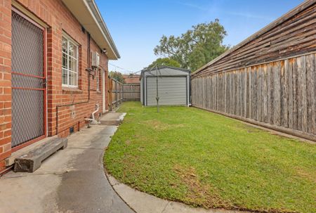 1 Valley Parade, Glen Iris VIC 3146 - House For Rent | Domain - Photo 2