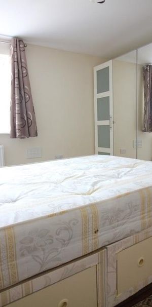 Sandown Close, Hounslow - Photo 1