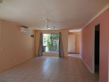 Don't Miss Out: Three Bedroom Family Friendly Home close to Robina Town Centre - Photo 3